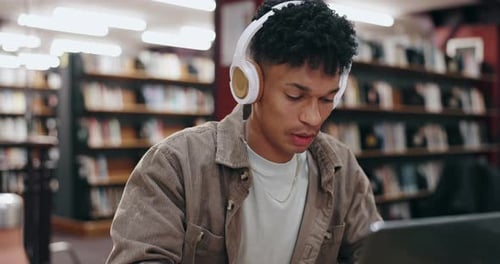 Student, Kopfhörer und Mann am Laptop in der Bibliothek tippen für Bildung, Universität und Wissen