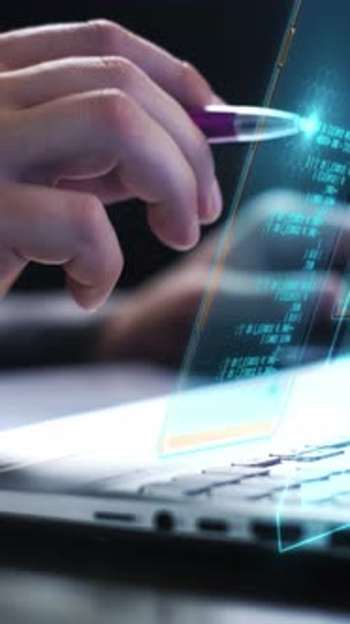 Un Programador Analiza el Código en un Panel Virtual