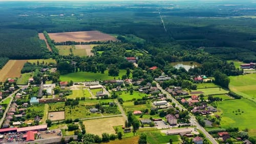 Belle allée d'arbres du palais de Nieborow, une résidence de style baroque en Pologne. Feuillage coloré