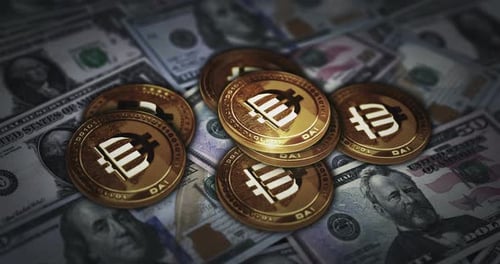 Pièce de cryptomonnaie Dai ETH stablecoin sur des billets en dollars