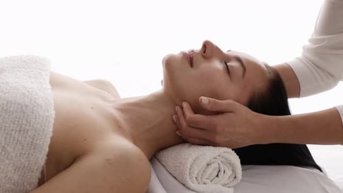 Relaxing Face Massage at Health Spa
