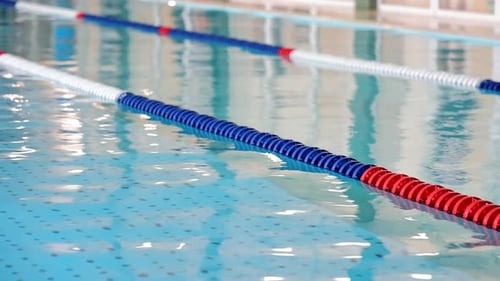 Spurteiler für Schwimmbäder Ein sauberer und klarer Pool verfügt über leuchtend blaues, reflektierendes Wasser