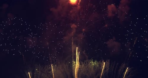 Nahtloser Loop von echtem Feuerwerkshintergrund mit Bokeh-Lichtern am Nachthimmel. Silvester-Feuerwerk