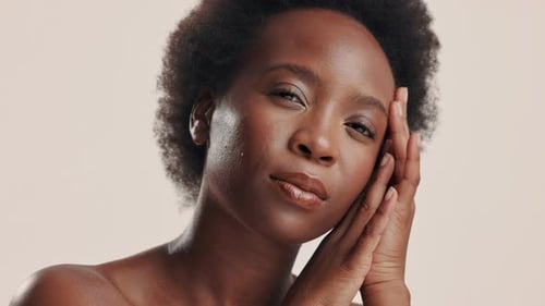 Cosmética, cuidado de la piel y rostro de una mujer negra con confianza, resultados de brillo en la piel y suavidad al tacto