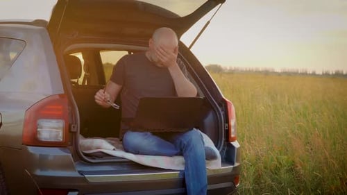 Doenças oculares Problemas de visão Oculistica Homem concentrado usando laptop trabalhando remotamente sentado
