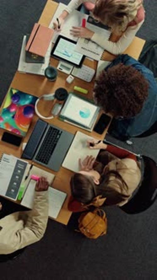 Ci-dessus, des étudiants et des techniciens de la bibliothèque avec des devoirs universitaires, la rédaction et des études en science des données