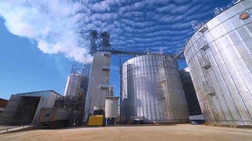 Grands bacs à grains. Ascenseur de grenier moderne. Agroindustrie.