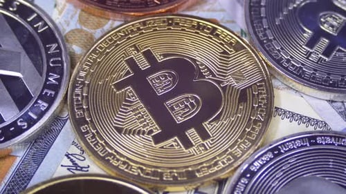 Bitcoin avec différentes cryptomonnaies : Litecoin, Ethereum, Dash, pièces et billets de dollars sont en rotation