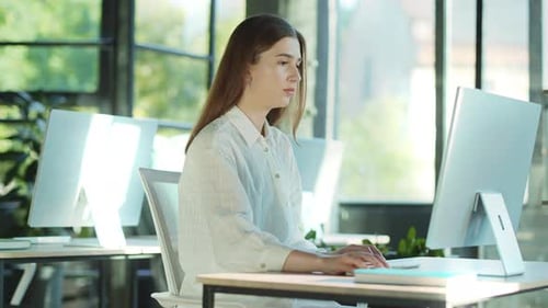Portrait Junge, konzentrierte, attraktive Geschäftsfrau, die am Computer arbeitet und ein Schlüsselwort eingibt