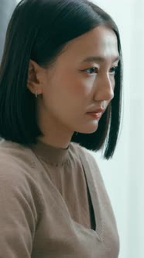 Une jeune femme asiatique indépendante dactylographiant écrit rapidement un bot IA Appli informatique, programme nomade au bureau.