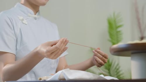 Traditionelle Handwerkskunst junge kreative Frau stickt gekonnt buntes Design, Mädchenhand