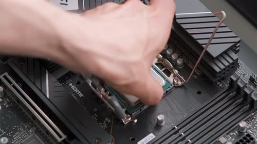 Homem instalando uma CPU em uma placa-mãe. Hardware de computador. De perto