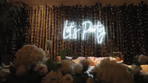 Placa Neon Let's Party com decoração floral