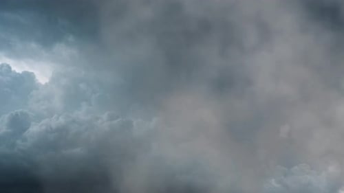 nubes de tormenta antes de tormentas eléctricas severas en el cielo oscuro