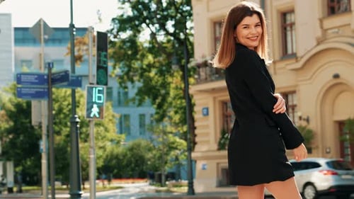 Linda sorridente posando na rua