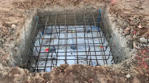 Cimentaciones aisladas en una obra de construcción.