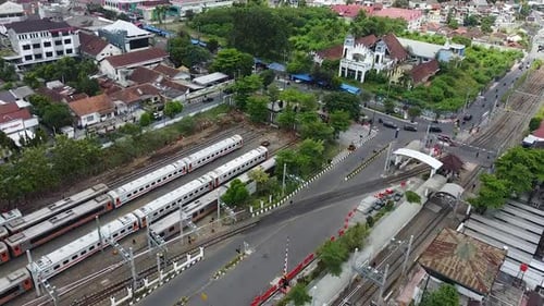 Vue aérienne du paysage de la circulation des trains de la ville de Yogyakarta, en Indonésie.