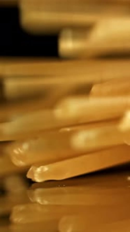Pâtes à spaghetti au super ralenti filmées par une caméra haute vitesse à 1000 images par seconde