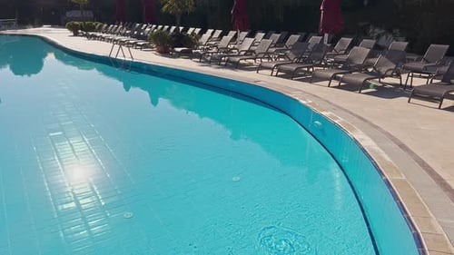 Schwimmbadwasser, Sonnenliegen in Zeitlupe