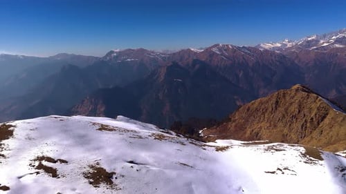 Admirez la vue imprenable sur le meilleur clip de Dayara Buggyal de Winter Trek