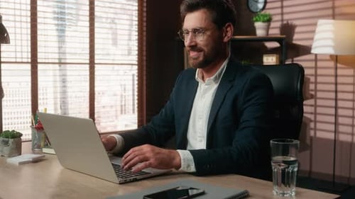 Glücklicher kaukasischer erwachsener Mann mittleren Alters Geschäftsmann Männlicher Mann Unternehmer beenden die Arbeit online