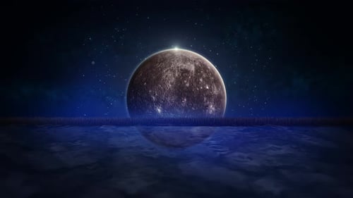 La lune illumine la surface de l'eau. Trace de lune à la surface de l'eau. Le clair de lune se reflète sur la mer