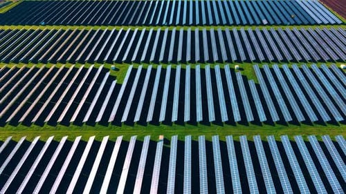 Riesiger Standort moderner Photovoltaikzellen, die Sonnenenergie speichern.