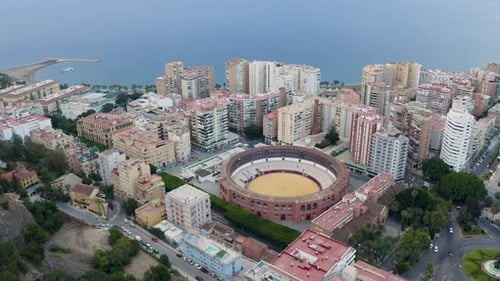 La Plaza de Toros, Málaga, con plaza de toros y zona residencial, junto al mar.