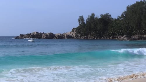 Wilder leerer Strand auf den Seychellen