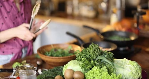Cena rápida y fácil: saltear verduras frescas en la cocina
