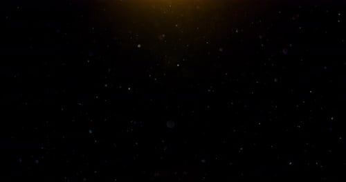 Echte Staubpartikel in Zeitlupe, die in der Luft auf schwarzem Hintergrund schweben, mit ROT-Kamera bei Sonnenuntergang