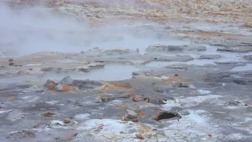 Schöne Aussicht auf das Geysir-Tal in Island Geothermalgebiet im Haukadular-Tal