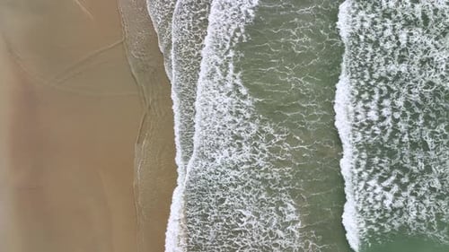 Wellen und leerer Sandstrand