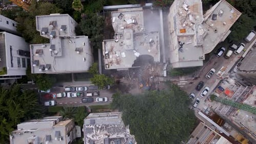Démolition d'un bâtiment bombardé vue d'en haut, Tel Aviv