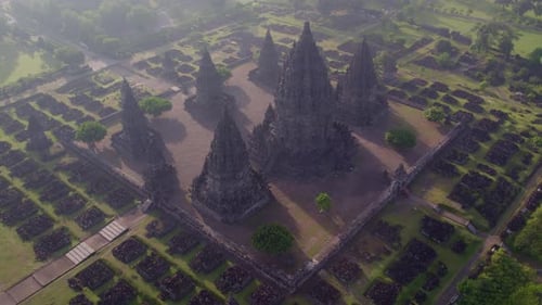 Vue aérienne du complexe du temple hindou de Prambanan au lever du soleil, Yogyakarta, Indonésie.