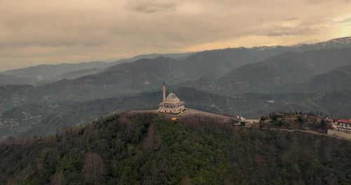 Majestätische Bergmoschee — 360-Drohnenaufnahme aus der Luft