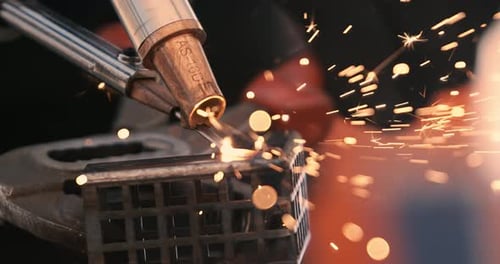 Laserschweißgerät. Aufgenommen mit einer Superzeitlupenkamera mit 1000 Bildern pro Sekunde. Das Laserschweißen wird in Nahaufnahme gezeigt