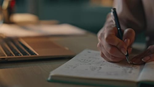 Personne en gros plan prenant des notes au bureau Femme d'affaires travaillant sur un projet