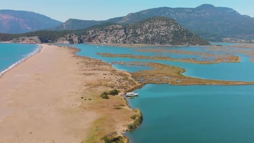 Vista aérea con un Zumbido del Delta de Dalyan y la playa de Iztuzu, Turquía