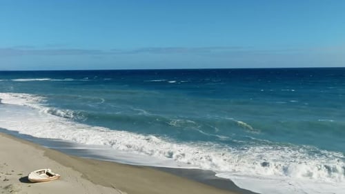 der Blick eines Fischers, der sein Boot am Strand verlässt
