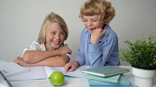 Irmãos do Ensino Fundamental Primário, Meninos e Meninas Estudando na Mesa, Escrevendo em Livro e Tablet