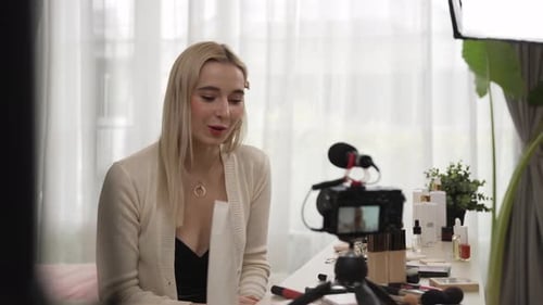 Vídeo tutorial de belleza y cosmética para una mujer joven haciendo contenido. Relajarse