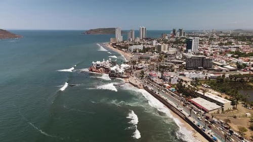 Mazatlán, Stadtbild von Mexiko-Stadt, Küste, Strand, Luftaufnahme, langsamer Flug über die Küste des Resorts