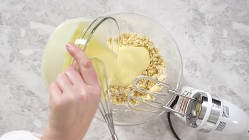 Legen Sie die Zutaten flach in eine Glas-Rührschüssel, um den Funfettti-Bundt-Kuchen zu backen