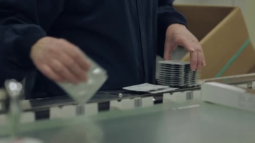 Les paquets de pilules sont placés sur une chaîne de montage mobile
