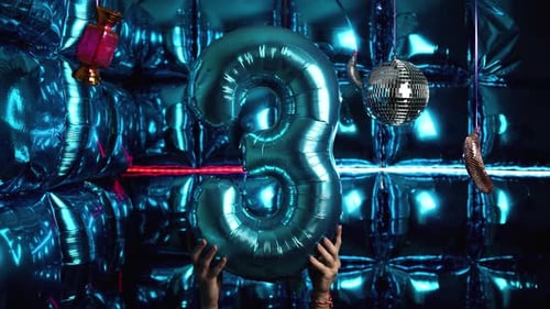 Fondo de fiesta con globos de aluminio número 3, bolas de discoteca y luces