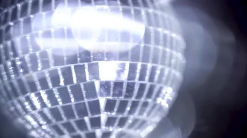 Boule disco en argent qui tourne.