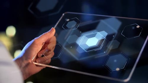 Frau hält transparentes Tablet mit Zählziffern in der Hand, futuristische Technologie
