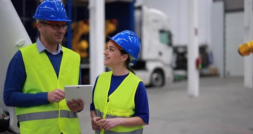 Ingenieure, die in einer Roboterfabrik arbeiten - Industrie- und Technologiekonzept.