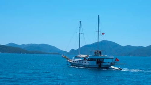 Schwimmendes Schiff im sonnigen Meer unter freiem Himmel